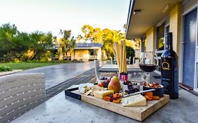 William Macintosh Motor Lodge